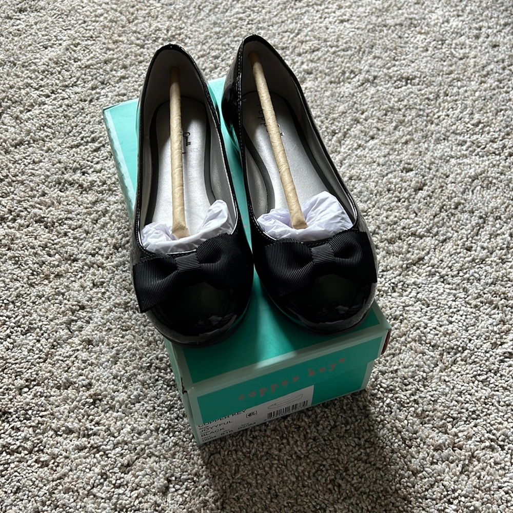 Girl’s Copper Key Black Flats Size 2